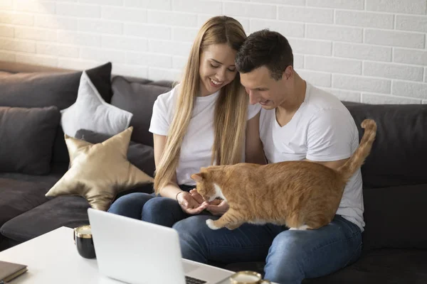Young Couple Sitting Red Hair Cat Living Room — Stock Photo, Image