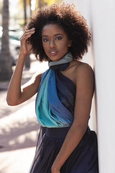 Hermosa Mujer Con Pelo Afro Caminando Playa Con Vestido Tul —  Fotos de Stock