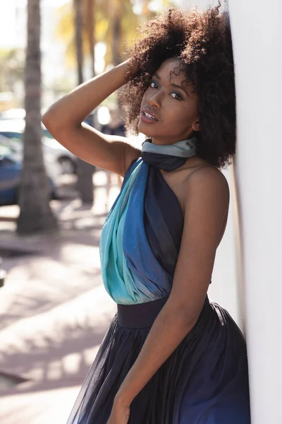 Vacker Kvinna Med Afro Hår Stranden Bär Tyll Klänning — Stockfoto