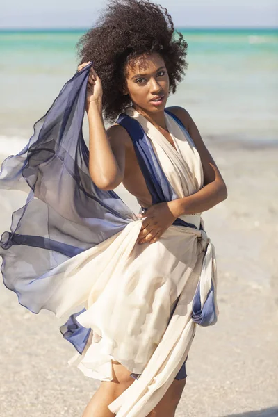 Mooie Vrouw Met Afro Haar Wandelen Het Strand Het Dragen — Stockfoto