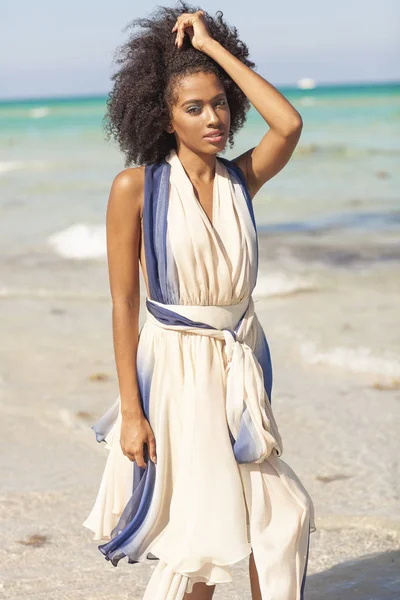 Güzel Kadın Ile Afro Saç Yürüyüş Içinde Plaj Giyen Tül — Stok fotoğraf