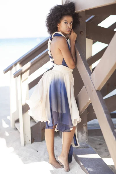 Krásná Žena Ochlupenou Srstí Pláži Nosí Tyl Šaty — Stock fotografie