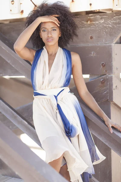 Mooie Vrouw Met Afro Haar Wandelen Het Strand Het Dragen — Stockfoto