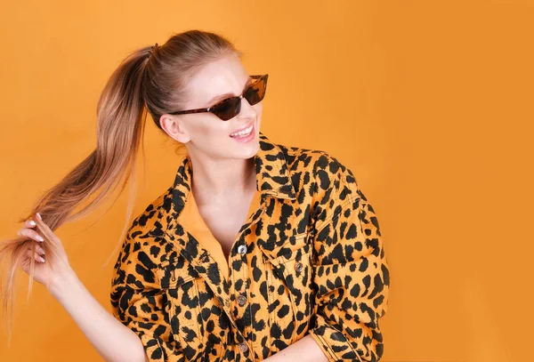 Charmig Blond Flicka Casual Animal Tryckta Kläder Färgglad Bakgrund — Stockfoto