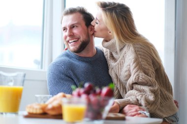 Mutlu genç çift güzel vakit birlikte, sarılma ve birbirlerine öpücük. Evde