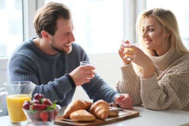 Mutlu genç çift güzel vakit birlikte, sarılma ve birbirlerine öpücük. Evde