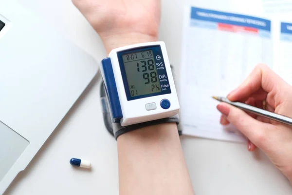 Hypertension Patient Measuring Blood Pressure — Stock Photo, Image