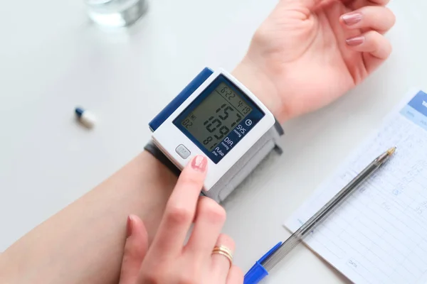 Hypertension Patient Measuring Blood Pressure — Stock Photo, Image