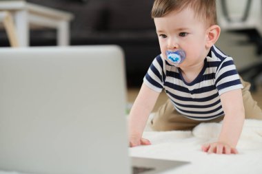 Çocuklar klavyede eller. Küçük hacker.