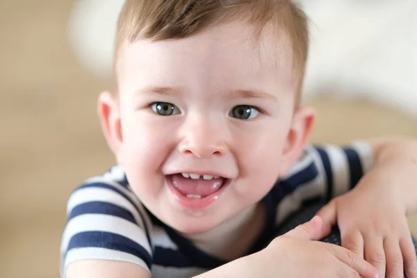Baby Boy Gra Drewnianych Zabawek Podłodze — Zdjęcie stockowe