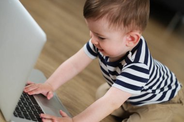 Çocuklar klavyede eller. Küçük hacker.