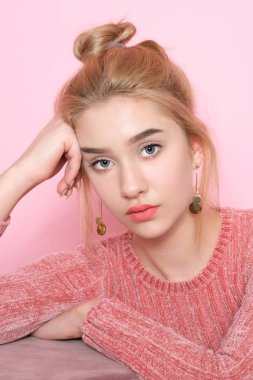 Pembe arka planda izole makyaj ile güzel genç kadın.