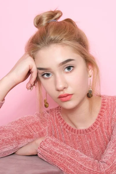 Belle Jeune Femme Avec Maquillage Isolé Sur Fond Rose — Photo
