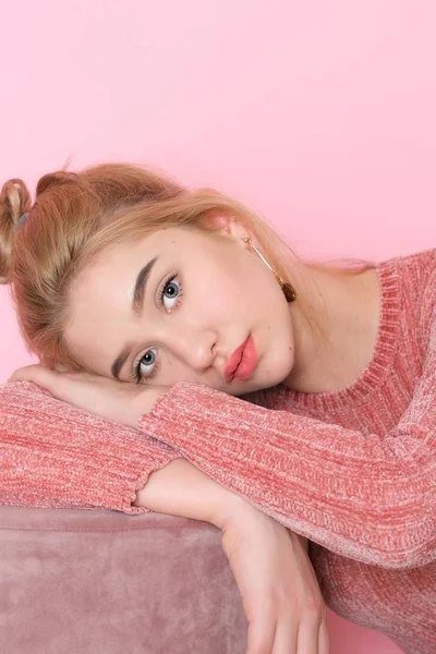 Hermosa Joven Con Maquillaje Aislado Sobre Fondo Rosa —  Fotos de Stock