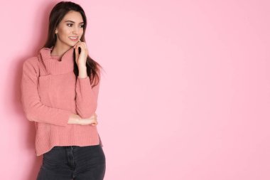 Pembe arka planda pembe kazak poz enerji dolu güzel genç kız