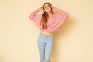 Müzik dinlezencefil saçlı enerji kız dolu genç taze güzellik ateş.