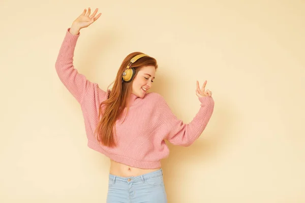 Müzik Dinlezencefil Saçlı Enerji Kız Dolu Genç Taze Güzellik Ateş — Stok fotoğraf