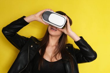 VR gözlüklü bir kadın. İfade dolu.
