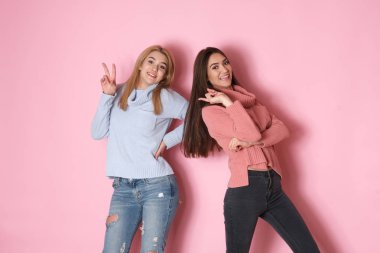 Stüdyo çekiminde komik yüzler yapan tamamen farklı görünümlü iki kız kardeş.