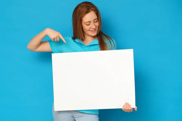 Menina Gengibre Segurando Quadro Branco Fundo Azul — Fotografia de Stock