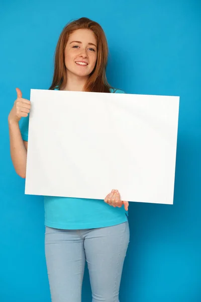 Menina Gengibre Segurando Quadro Branco Fundo Azul — Fotografia de Stock