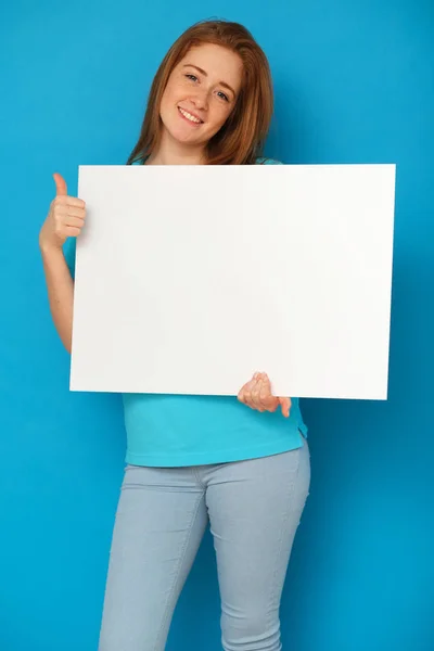 Menina Gengibre Segurando Quadro Branco Fundo Azul — Fotografia de Stock