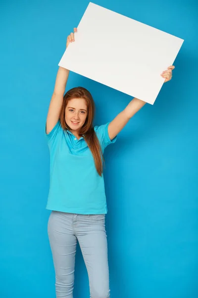 Menina Gengibre Segurando Quadro Branco Fundo Azul — Fotografia de Stock