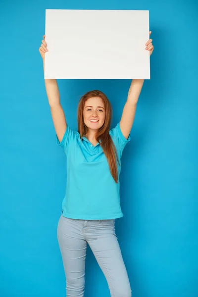 Menina Gengibre Segurando Quadro Branco Fundo Azul — Fotografia de Stock