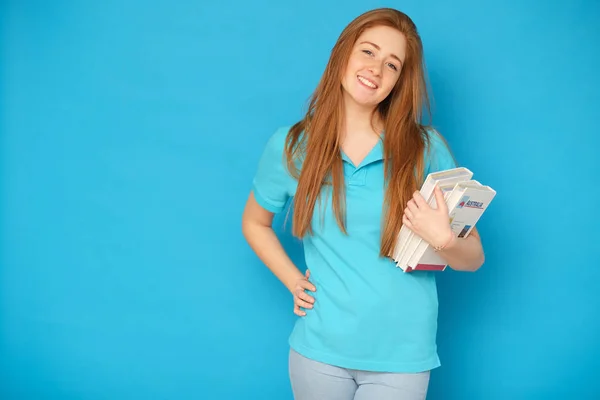 Menina Feliz Segurando Livros Isolado Fundo Azul — Fotografia de Stock