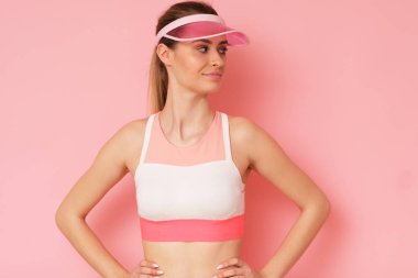 Güzel kadın spor giysilerle poz.