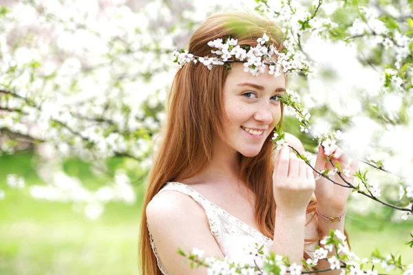 Schoonheid Romantische Vrouw Portret Bloeiende Bomen — Stockfoto