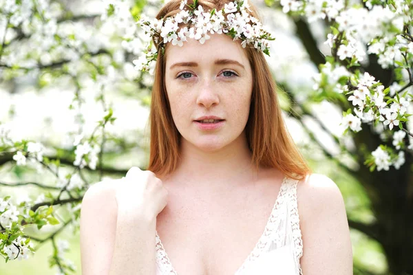 Beauté Romantique Portrait Femme Dans Les Arbres Fleurs — Photo