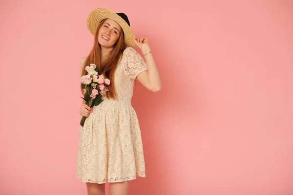 Όμορφο Ειδυλλιακό Κορίτσι Ψάθινο Καπέλο Και Μπουκέτο Λουλουδιών — Φωτογραφία Αρχείου