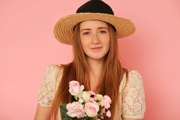 Menina Bonita Idílica Com Chapéu Palha Buquê Flores — Fotografia de Stock