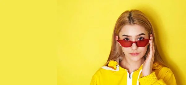 Menina Bonita Casaco Amarelo Óculos Vermelhos Olhando Para Câmera — Fotografia de Stock