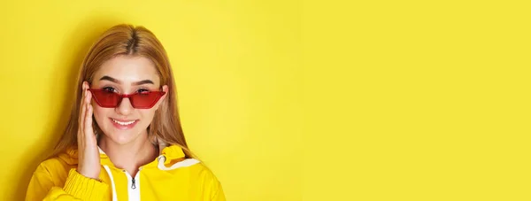 Menina Bonita Casaco Amarelo Óculos Vermelhos Olhando Para Câmera — Fotografia de Stock