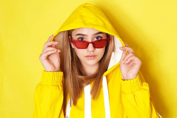 Красива Молода Дівчина Червоними Окулярами Жовтий Капюшон — стокове фото