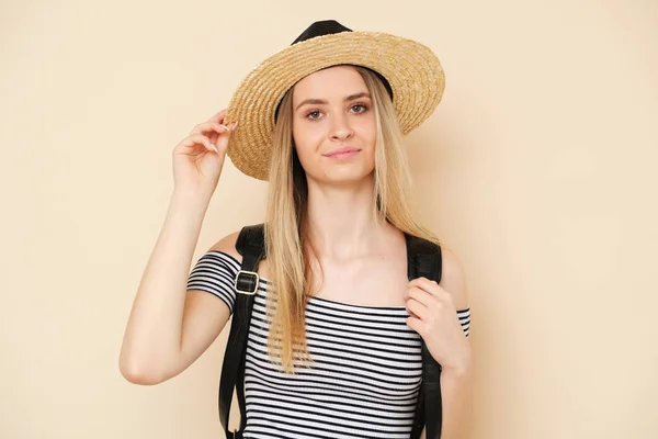 Junges Blondes Mädchen Mit Hut Und Schwarzem Rucksack Auf Dem — Stockfoto