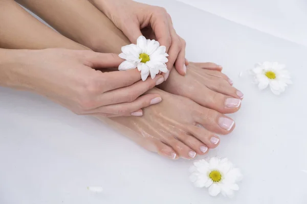 風呂に入る女 白い花を持つ女性の手 — ストック写真