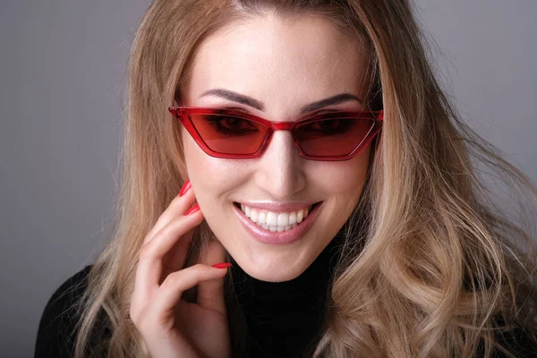 Hermosa Mujer Rubia Gafas Rojas Moda —  Fotos de Stock