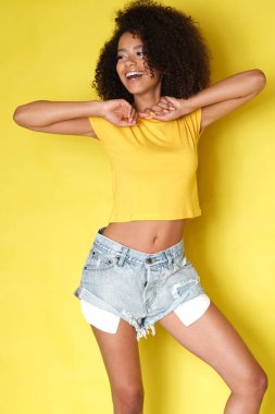 Kollarını kaldırarak sarı afro kız bel kadar resmi. İyi bir ruh hali.