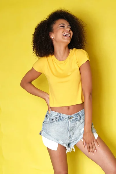 Happy Afro Modell Skrattar Fotograferingen Och Titta Sidan — Stockfoto