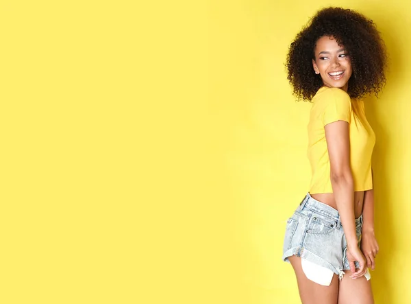 Afro American Girl Yellow Looking — Stock Photo, Image