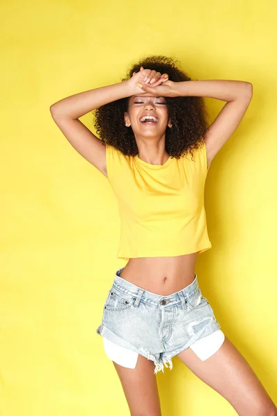 Waist Picture Afro Girl Yellow Holding Her Arms Good Mood — Stock Photo, Image