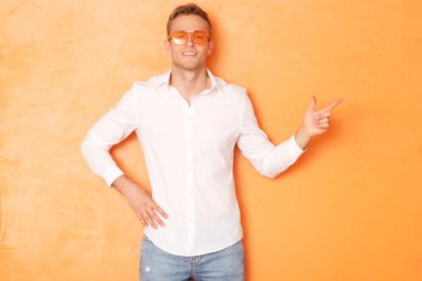 Modern giysiler yakışıklı sarışın model STH işaret.