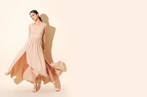 Красива Зйомка Моделі Довгій Елегантній Сукні — стокове фото