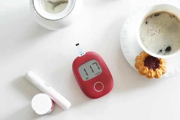 Glucomètre Montrant Taux Élevé Glucose Côté Tasse Café Des Biscuits — Photo