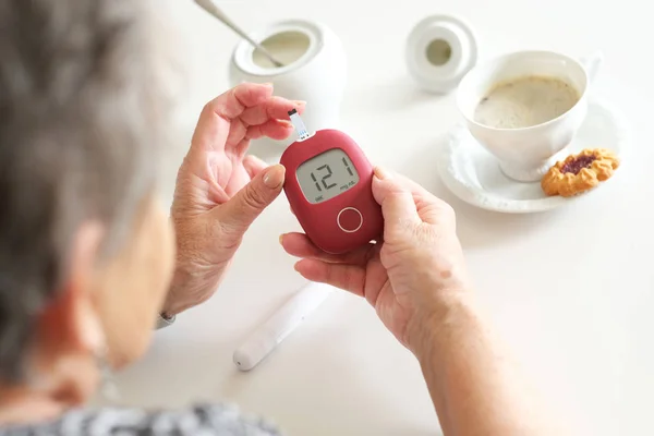 Oudere Vrouw Zittend Naast Tafel Het Onderzoeken Van Haar Glucose — Stockfoto