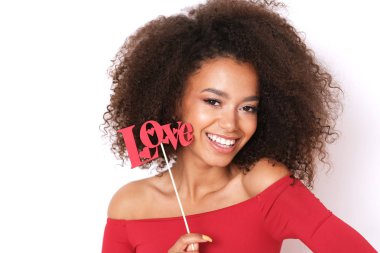 Mutlu gülümseyen afro-amercian kız Sevgililer günü için hazır.