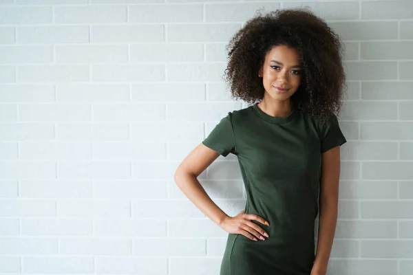 Přirozená Krása Afro Žena Jednoduchých Zelených Šatech — Stock fotografie
